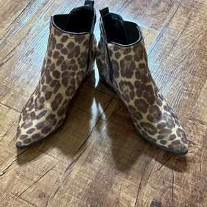 Nine West pointed booty with animal print.